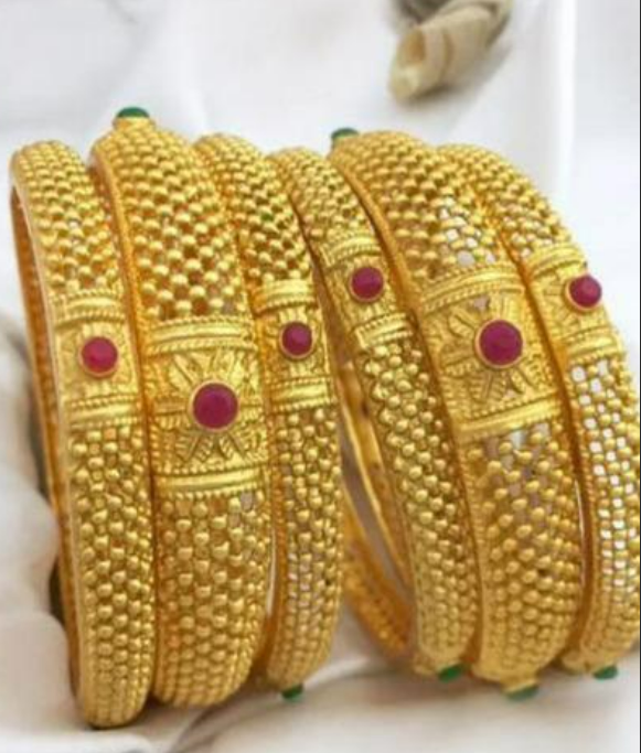 Beautiful Design Kundan Studded Bangle set