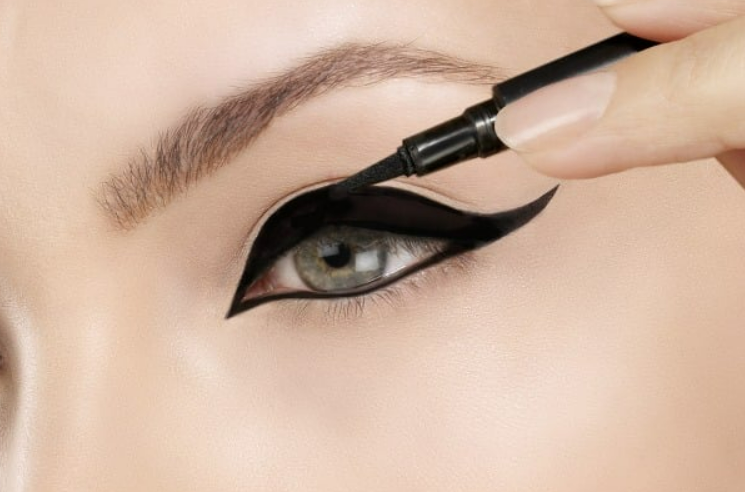 How to Apply Eyeliner with Perfect Form (and Straight Results) Every Time