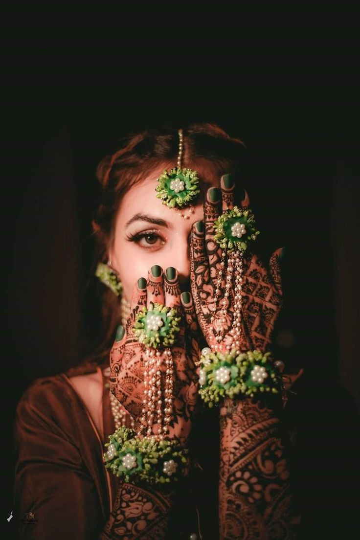 हरतालिका तीज 2025 पर नई दुल्हन जैसे नजर आएंगे हाथ जब करेंगी मेहंदी का शगुन, इस बार ट्राई करें ब्राइडल स्टाइल मेहंदी