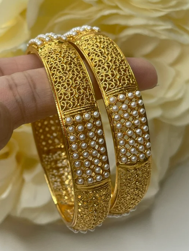 Beautiful Design Kundan Studded Bangle set